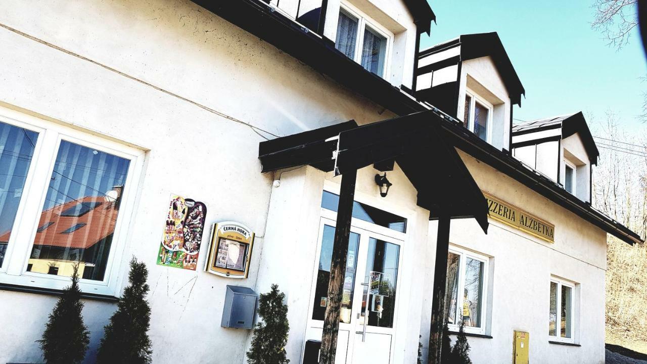 Pizzeria Alzbetka 호텔 Strecno 외부 사진